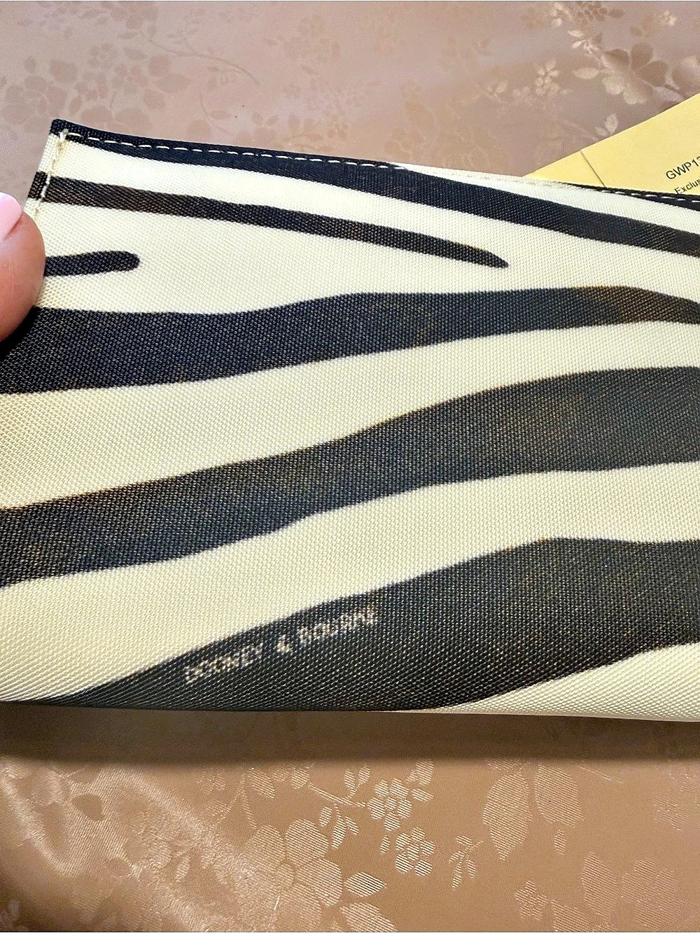 Dooney & Bourke GWP13 EX Black & Cream Abstract Clutch NWT - Picture 6 of 6
